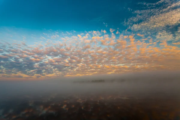 Montaña sobre las nubes — Foto de Stock