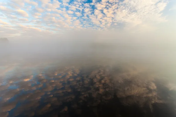 Montagne au-dessus des nuages — Photo