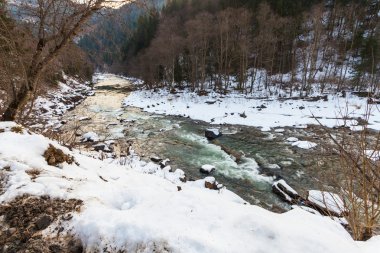 Kış aylarında küçük nehir