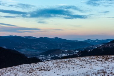 Dağ doruklarına Avrupa'da kış kar kaplı. 