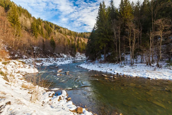 Pequeño río en invierno — Foto de Stock