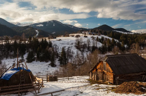 冬の雪カバー ヨーロッパの山ピーク. — ストック写真