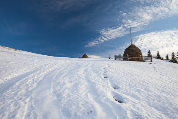 Picos montañosos cubiertos de nieve de invierno en Europa . —  Fotos de Stock