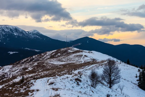 Picos montañosos cubiertos de nieve de invierno en Europa . — Foto de Stock