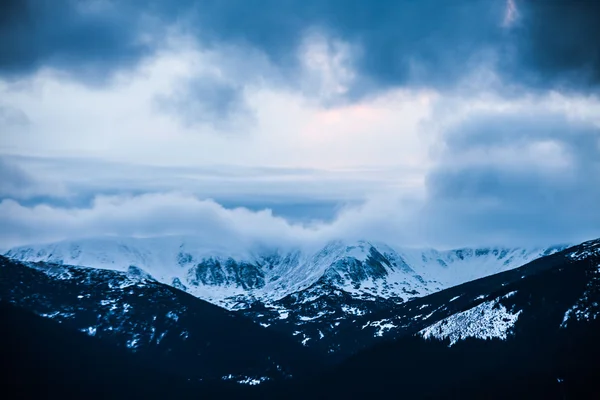 Winter snow covered mountain peaks in Europe. — Stock Photo, Image