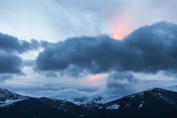 Winter snow covered mountain peaks in Europe. — Stock Photo, Image