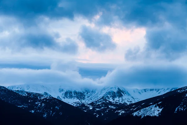 Vinter snö täckta bergstoppar i Europa. — Stockfoto