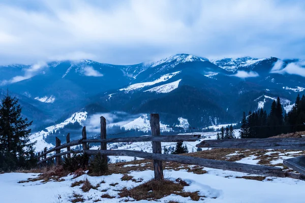 Winter snow covered mountain peaks in Europe. — Stock Photo, Image