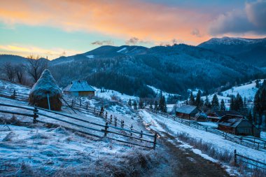 Muhteşem kış manzarası. Dramatik bulutlu gökyüzü.