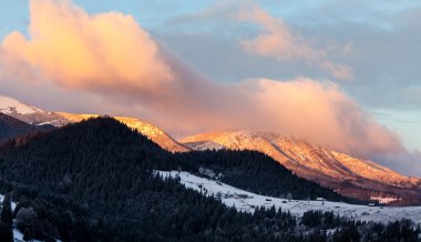 Muhteşem kış manzarası. Dramatik bulutlu gökyüzü.