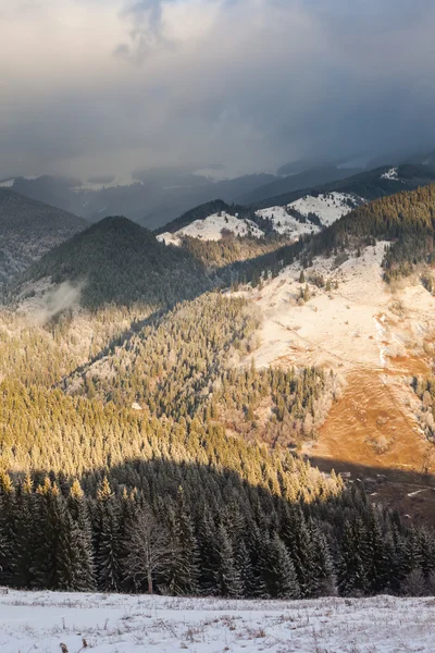 Prachtig winterlandschap in de bergen — Stockfoto