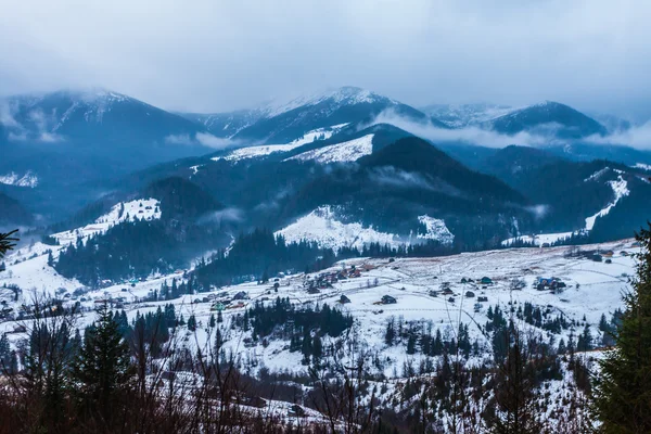 Paysage hivernal fantastique. Ciel couvert dramatique . — Photo