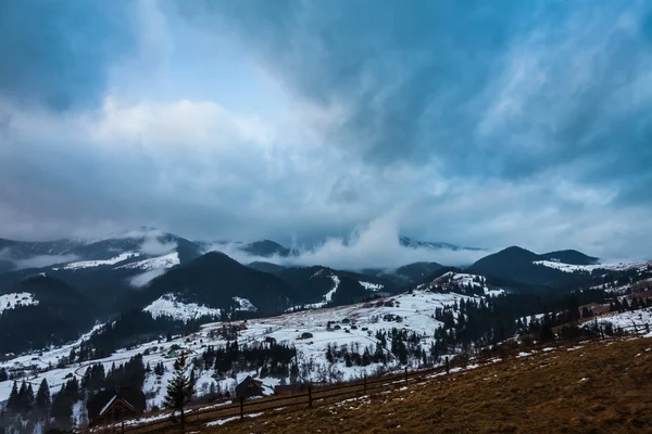 환상적 인 겨울 풍경입니다. 극적 인 흐린 하늘. — 스톡 사진