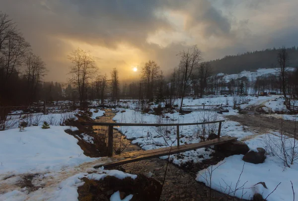 Fantástico paisaje invernal. Dramático cielo nublado . — Foto de Stock