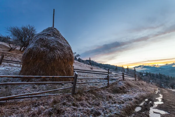 Fantástico paisaje invernal. Dramático cielo nublado . — Foto de Stock