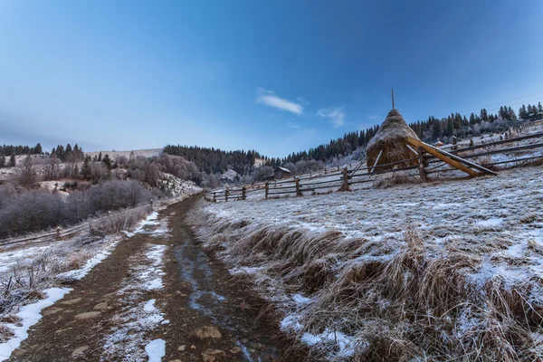 Fantastico paesaggio invernale. Cielo nuvoloso drammatico . — Foto Stock