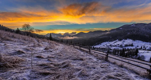 Fantastico paesaggio invernale. Cielo nuvoloso drammatico . — Foto Stock