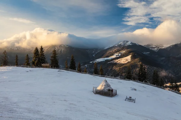 Beau paysage hivernal dans les montagnes — Photo