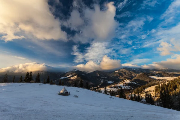 Krásná zimní krajina v horách — Stock fotografie