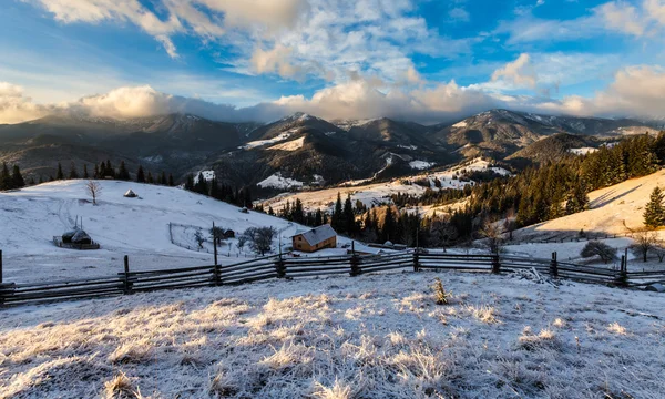 Beau paysage hivernal dans les montagnes — Photo