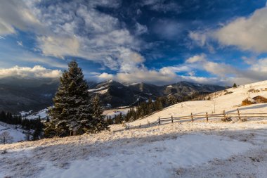 Dağlardaki güzel kış manzarası