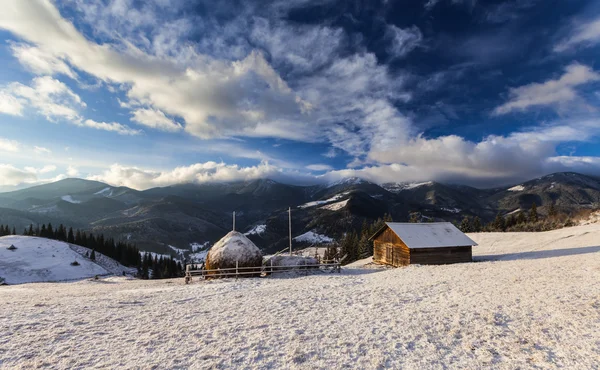산 속의 아름다운 겨울 풍경 — 스톡 사진