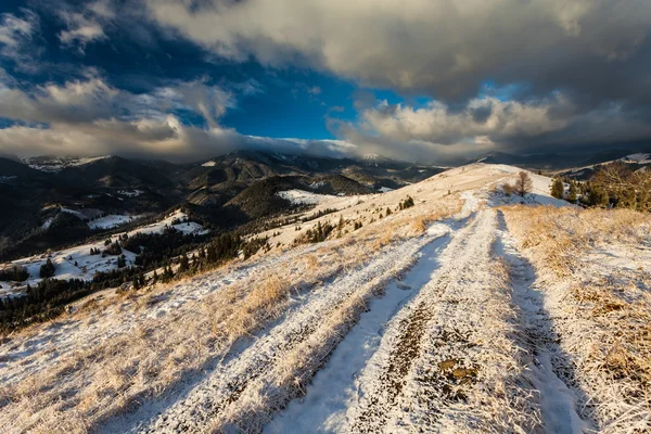 Bellissimo paesaggio invernale in montagna — Foto Stock