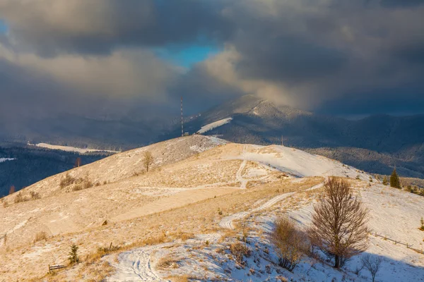山中美丽的冬季风景 — 图库照片