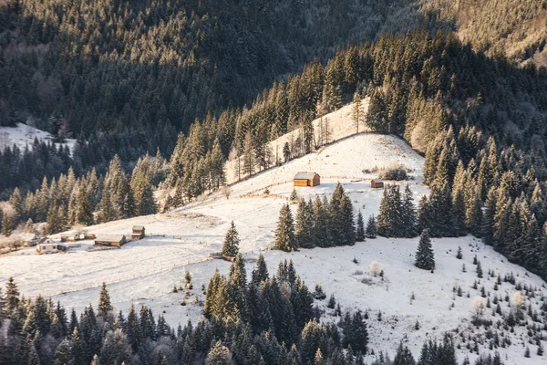 Hermoso paisaje de invierno en las montañas —  Fotos de Stock