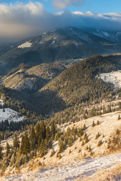 Beautiful winter landscape in the mountains — Stock Photo, Image