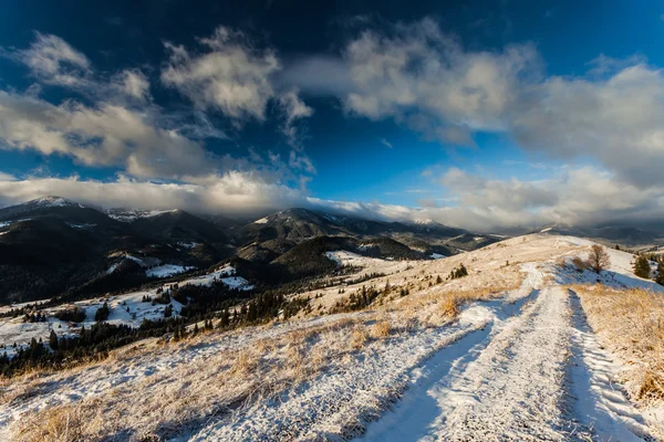 Beau paysage hivernal dans les montagnes — Photo