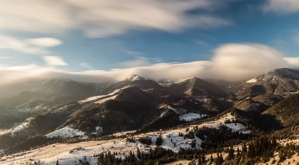 Vackert vinterlandskap i bergen — Stockfoto
