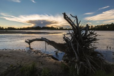 Dinyeper Nehri ile sis kaplı akşam