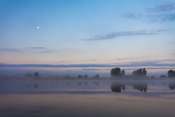 Skyer reflekterende i søen, Ukraine . - Stock-foto
