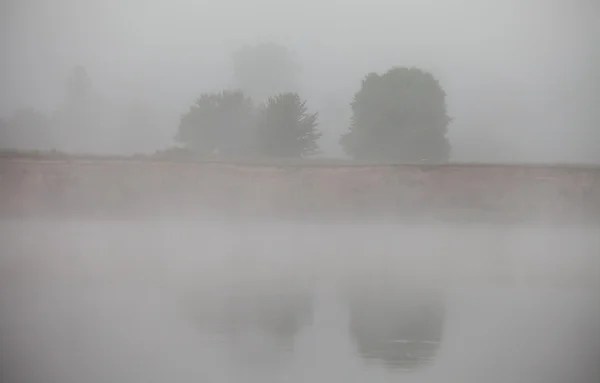 Σύννεφα αντανακλούν στη λίμνη, Ουκρανία. — Φωτογραφία Αρχείου