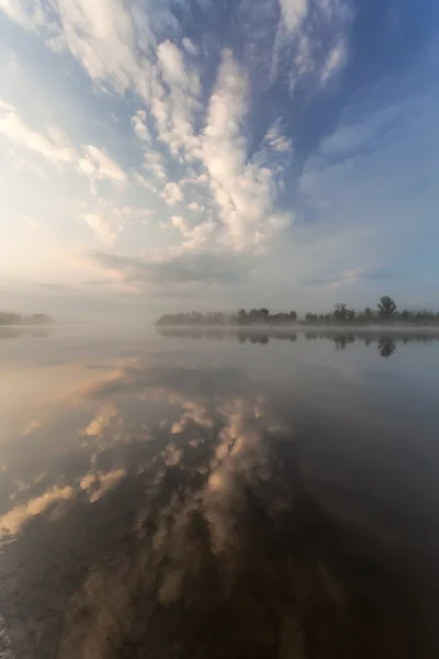 Nubes reflejándose en el lago, Ucrania . — Foto de Stock