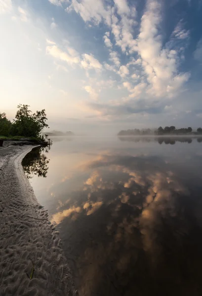 Облака в озере, Украина . — стоковое фото