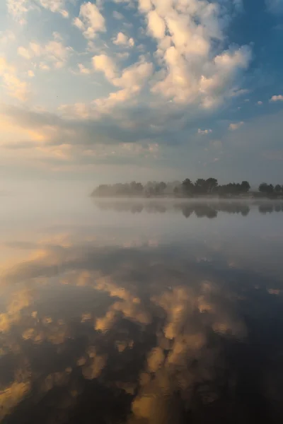 Nubes reflejándose en el lago, Ucrania . — Foto de Stock