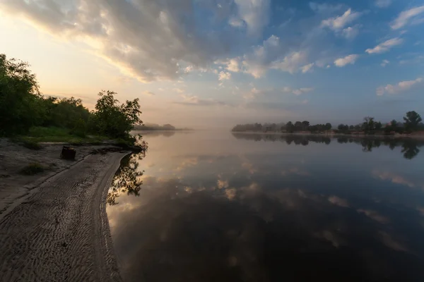 Wolken weerspiegelen in het meer, Oekraïne. — Stockfoto