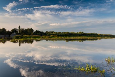 Güzel yaz su manzara içinde güneş