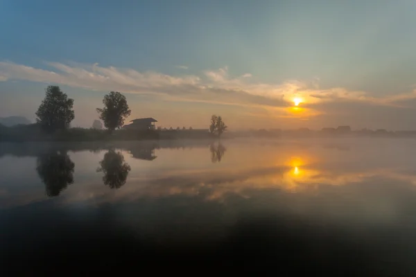 Paisaje, amanecer soleado, rayos de sol en la niebla —  Fotos de Stock