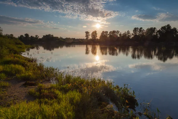 Landskap, solig gryning, solstrålar i dimma — Stockfoto