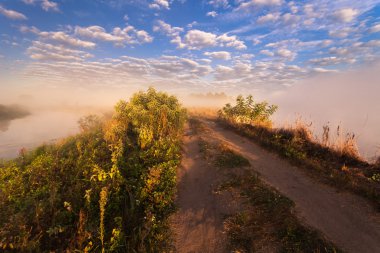 nehir ve suya yansıyan bulutlar sisli sabahı