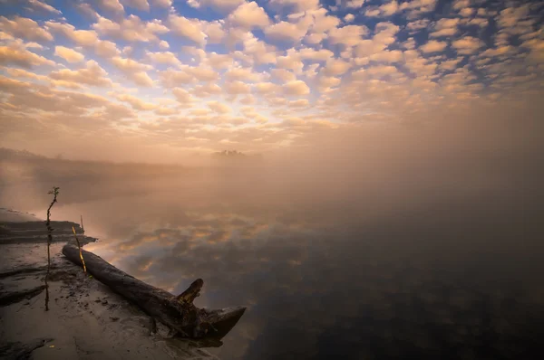 Mgliste rano na rzece i chmury odbite w wodzie — Zdjęcie stockowe