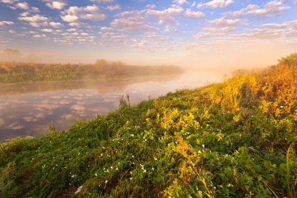 Mañana brumosa en el río y nubes reflejadas en el agua —  Fotos de Stock