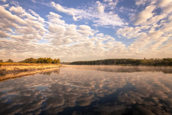 Mlhavé ráno na řece a mraky se odráží ve vodě — Stock fotografie