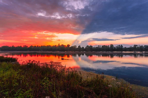 Pôr do sol incrivelmente colorido — Fotografia de Stock