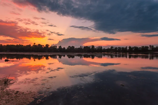 Erstaunlich farbenfroher Sonnenuntergang — Stockfoto