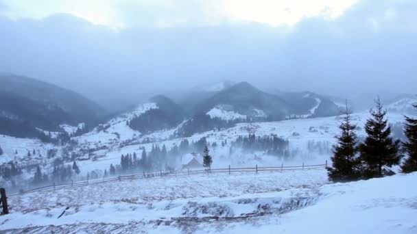 Mooie winter zonsopgang in de bergen — Stockvideo