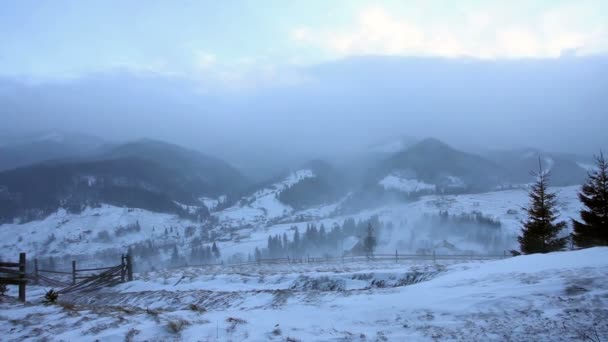 Hermoso amanecer de invierno en las montañas — Vídeos de Stock